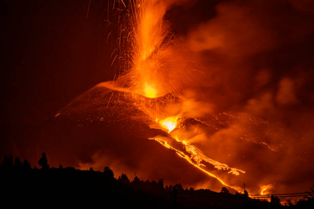 The amazing power of nature The incredible night illuminating for the volcano cumbre vieja in la palma in 2021 volcano stock pictures, royalty-free photos & images