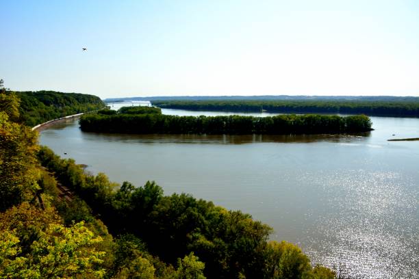 breiter abschnitt des mississippi river im spätsommer - mississippi river stock-fotos und bilder