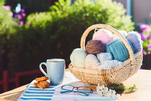 女性の趣味。良い晴天の外のかぎ針編みや編み物のアクセサリー - knitting residential structure glasses hot drink ストックフォトと画像