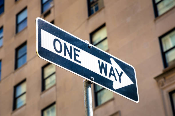panneau à sens unique à new york - one way road sign street single object photos et images de collection