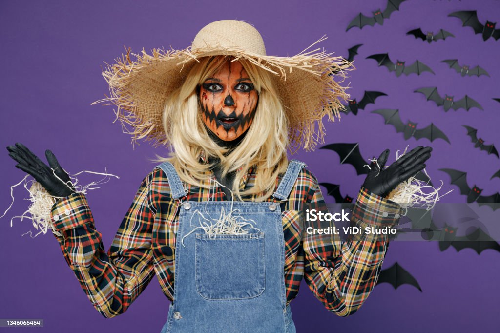 Evaluación Difuminar Scully Mujer Joven Con Máscara De Maquillaje De Halloween Con Sombrero De Paja  Disfraz De Espantapájaros Mira