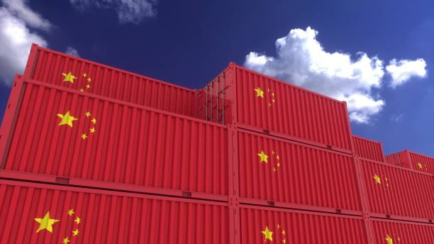 los contenedores con bandera de china se encuentran en la terminal de contenedores. concepto de exportación o importación de china, renderizado 3d - chinese production fotografías e imágenes de stock