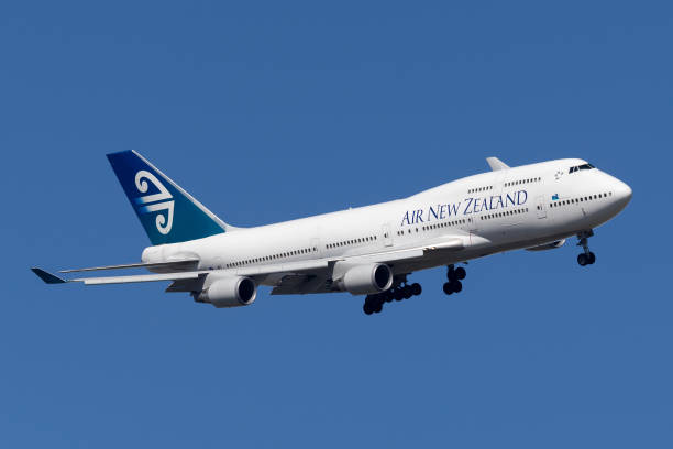 boeing 747 di air new zealand in avvicinamento all'atterraggio all'aeroporto di melbourne. - airplane commercial airplane air vehicle boeing 747 foto e immagini stock