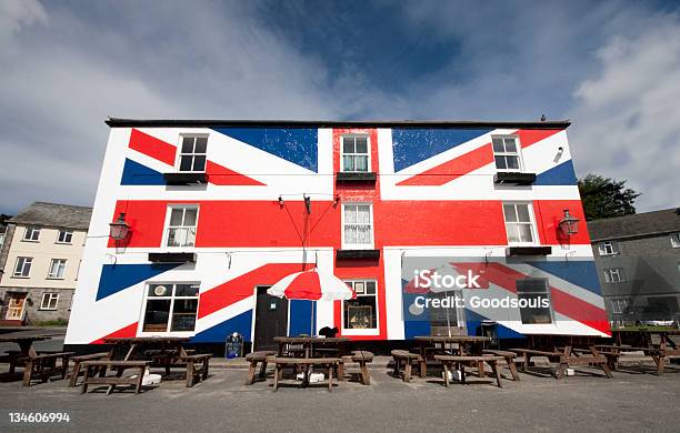 Photo libre de droit de Cornish Ville De Pub En Angleterre banque d'images et plus d'images libres de droit de Pub - Pub, Drapeau du Royaume-Uni, Devon