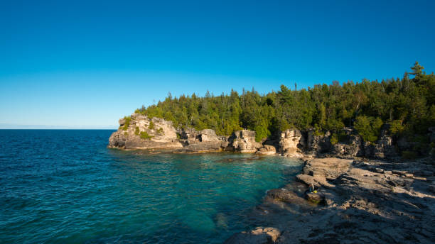 parc national de la péninsule bruce à la fin de septembre - la ligne de rivage turquoise d’eau douce et rocheuse à indian head cove - great lakes photos et images de collection