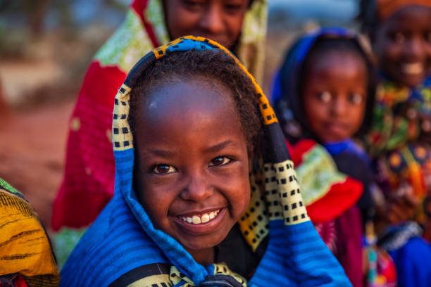 grupo de niños africanos felices, áfrica oriental - africa child village smiling fotografías e imágenes de stock