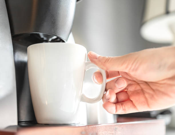 persone che fanno il caffè dalla caffettiera - pouring coffee human hand cup foto e immagini stock