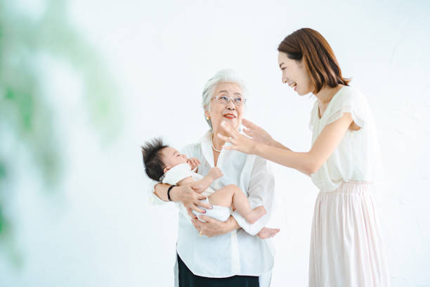 mulheres idosas abraçando bebês e mulheres - baby grandparent newborn grandmother - fotografias e filmes do acervo