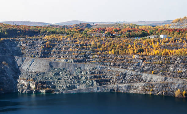 die stillgelegte jeffrey asbestmine, val des sources, quebec - surface mine stock-fotos und bilder