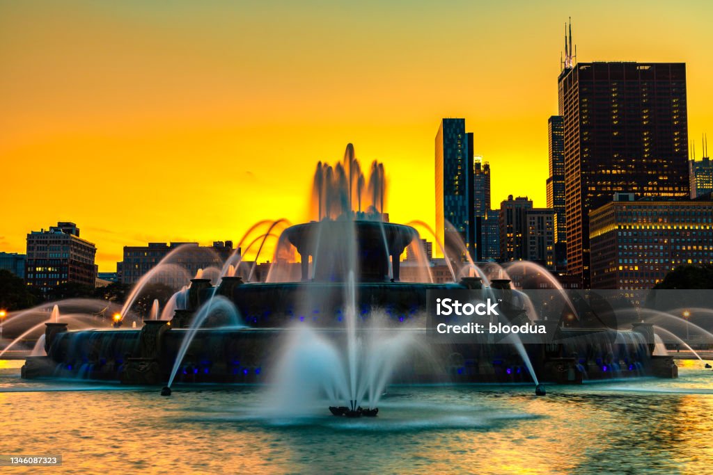 Buckingham Fountain in Chicago Buckingham Fountain at night in Chicago, USA Millennium Park - Chicago Stock Photo