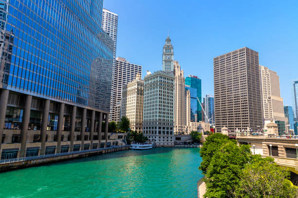 istock Chicago river and bridge in Chicago 1346088093