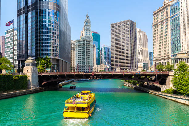 istock Chicago river and bridge in Chicago 1346088109