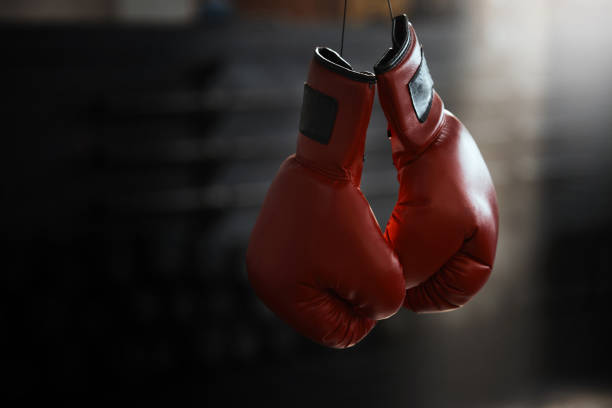 снимок боксерских перчаток, готовых к использованию - boxing glove sports glove hanging combative sport стоковые фото и изображения