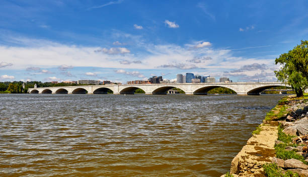 istock View of the Memorial Bridge 1346094289