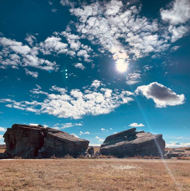 okotoks erratic – 'big rock' - okotoks zdjęcia i obrazy z banku zdjęć