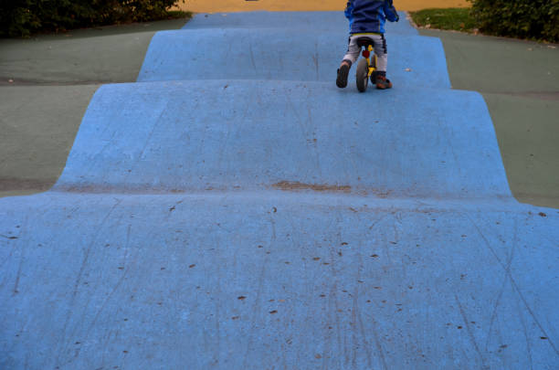 スケートボード、青と黄色に塗られたコンクリートセメント表面とローラースケートのためのスケートパーク。障害物を持つターンとトレーニング波。フリースタイルサイクリング、子供用� - racing bicycle bicycle cycling yellow ストックフォトと画像