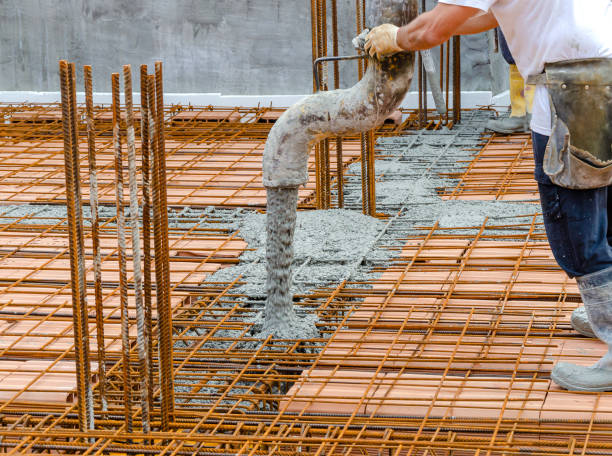 bauarbeiter gießt beton in stahlbewehrungsrahmen - formworks stock-fotos und bilder