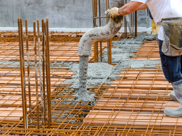 강철 철근 프레임에 콘크리트를 붓는 건설 노동자 - formworks 뉴스 사진 이미지