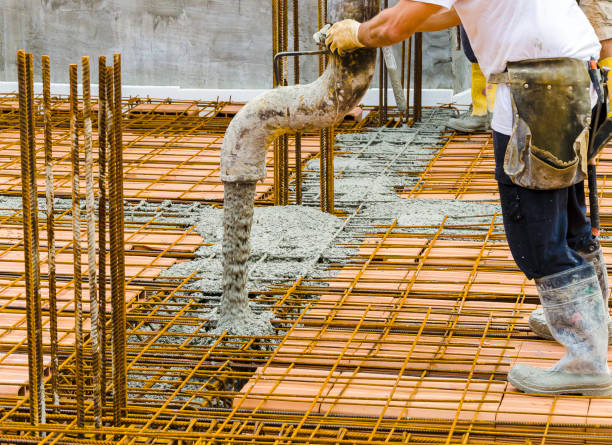 trabajador de la construcción vertiendo concreto en el marco de barras de refuerzo de acero - rock mill fotografías e imágenes de stock
