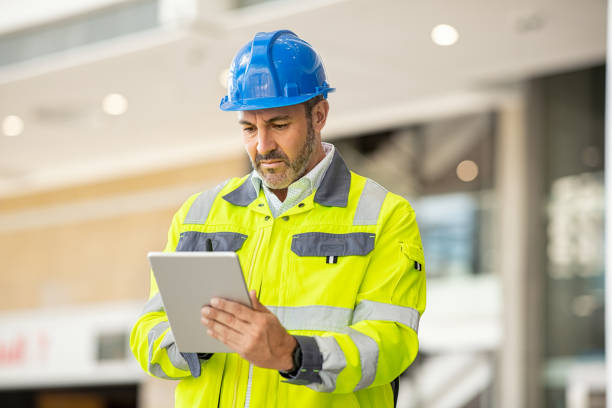 arquitecto maduro en obra - maintenance engineer fotografías e imágenes de stock