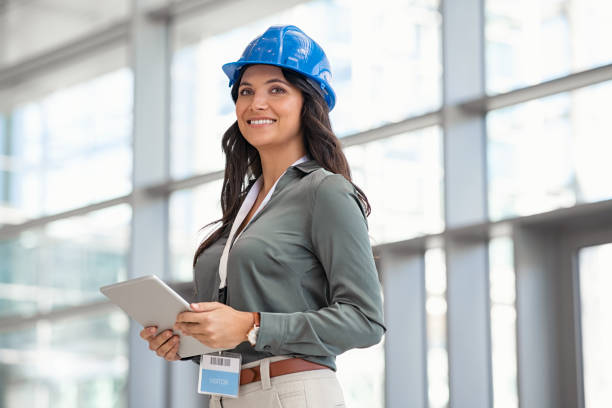 arquitecto trabajando en tableta digital en obra - casco de trabajo fotografías e imágenes de stock