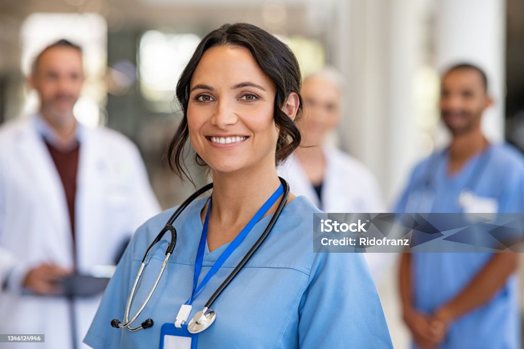 病院で笑顔のフレンドリーな看護師の肖像画 - 看護師のロイヤリティフリーストックフォト
