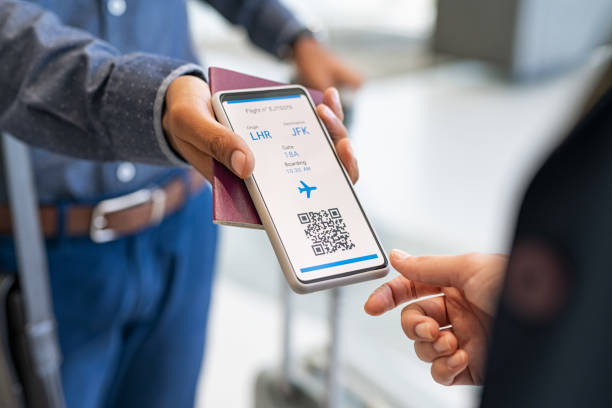 homme montrant un passeport de vaccination sanitaire à l’hôtesse de l’air avant le vol - airplane ticket ticket airplane internet photos et images de collection