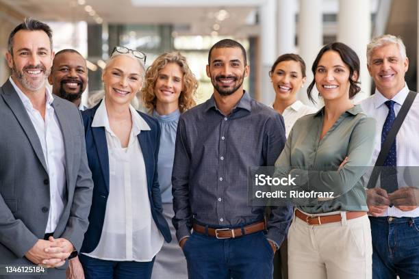 Grupo De Exitoso Equipo Empresarial Multiétnico Foto de stock y más banco de imágenes de Trabajo en equipo - Trabajo en equipo, Grupo multiétnico, Personas de negocios