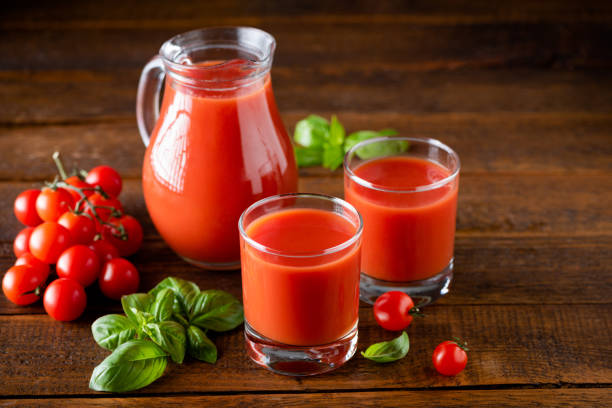 jus de tomate en verre sur fond de table en bois - green smoothie vegetable juice fruit photos et images de collection