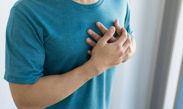 o homem tem dor no peito. conceito de doença cardíaca recorrente e doença pulmonar. - stroke vascular symptoms patient - fotografias e filmes do acervo