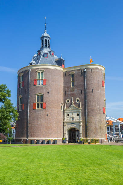 Historic Drommedaris city gate in the center of Enkhuizen Historic Drommedaris city gate in the center of Enkhuizen, Netherlands enkhuizen stock pictures, royalty-free photos & images