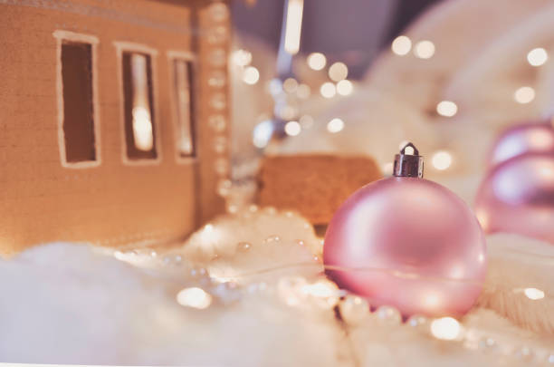sfera rosa e luci calde - pink christmas christmas ornament sphere foto e immagini stock