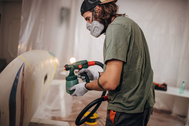 istock Man painting surfboard 1346151585