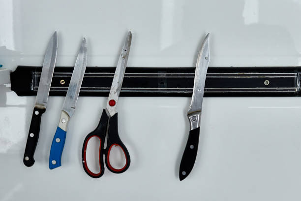 자기 홀더의 벽에 걸려 있는 칼과 가위 - blade steel shiny contemporary 뉴스 사진 이미지