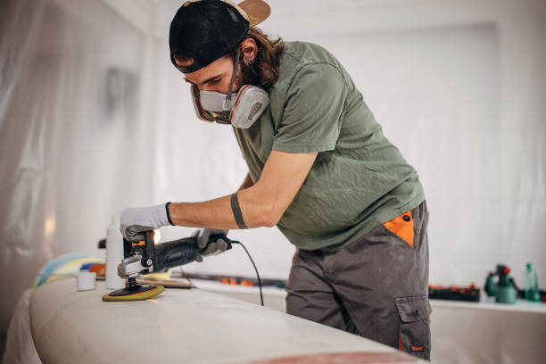istock Man polishing surfboard 1346154045
