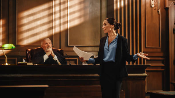 суд и судебное разбирательство: успешная женщина-прокурор, представляющая дело, произносящая страстную речь перед судьей, присяжными. адво - суд стоковые фото и изображения