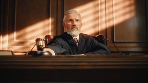 Court of Law Trial: Portrait of Impartial Judge Reading Decision, striking Gavel. Justice Pronouncing Sentence. Judgment after Deliberation. Guilty, Not Guilty Verdict. Concept Rule of Law juicio de la corte de justicia: retrato de la decisión de lectura del juez imparcial, golpeando a gavel. sentencia dicta sentencia de la justicia. juicio después de la deliberación. veredicto de culpabilidad, no culpable. concepto estado de derecho