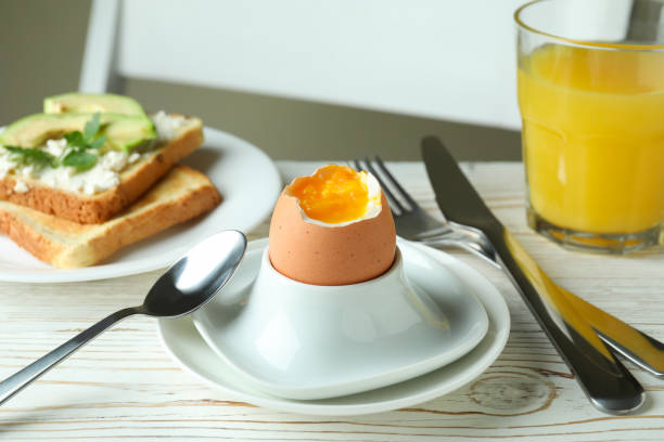ゆで卵とおいしい朝食のコンセプト、クローズアップ - sandwich breakfast boiled egg close up ストックフォトと画像