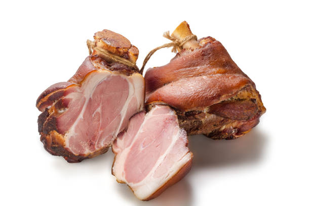 appetitliche goldene geräucherte schweineschaft isoliert auf weißem hintergrund - pork hock stock-fotos und bilder