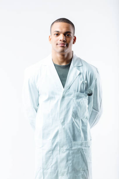 joven médico negro confiado con bata de laboratorio blanca - scientist lab coat doctor male fotografías e imágenes de stock
