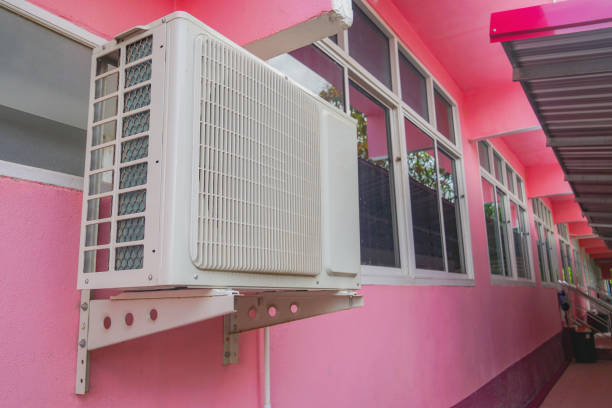 klimaanlage an der wand - air conditioner window heat hot day stock-fotos und bilder