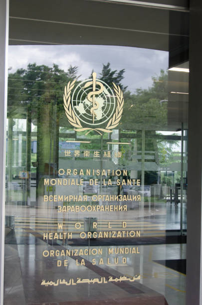 Puerta de vidrio de entrada de la Organización Mundial de la Salud en Ginebra, Suiza - foto de stock