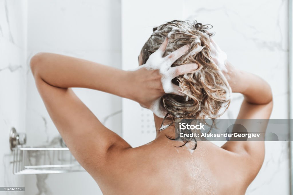 Rear View Of Female Taking Shower And Washing Hair - Royalty-free Shampoo Stockfoto