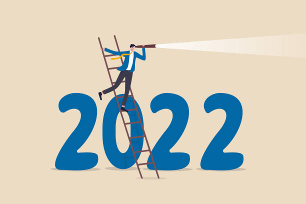 2022년 경제 전망, 예측 또는 비전으로 미래를 앞두고 도전과 비즈니스 기회 개념을 보고, 스마트 사업가는 2022년 말 망원경을 통해 볼 수 있는 사다리를 올라갑니다. - opportunity decisions forecasting ideas stock illustrations