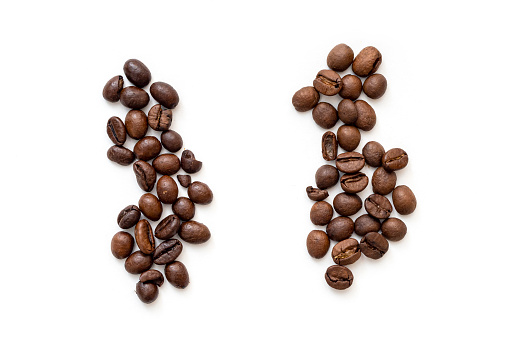 Dos montones de grano de café Robusta y Arábica. Vista superior de los granos de café tostados robusta o Coffea Canephora y Arábica photo