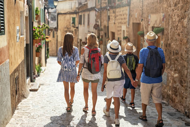 turismo familiar de varias generaciones hermosa ciudad de valldemossa, mallorca, españa - town of progress fotografías e imágenes de stock