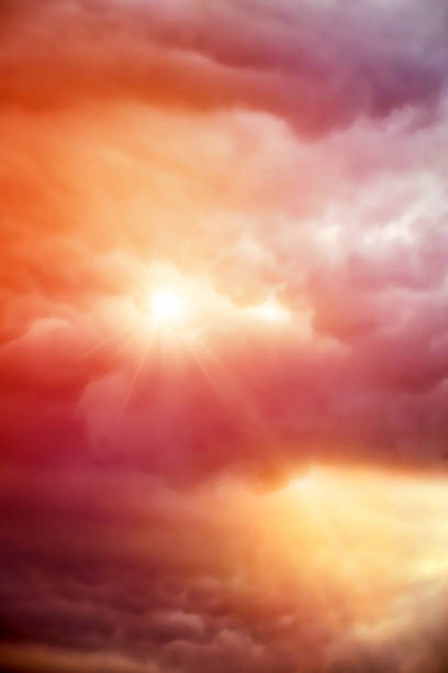 dramatischer himmel und wolkenlandschaft mit sonnenstrahlen - heaven cloudscape majestic sky stock-fotos und bilder
