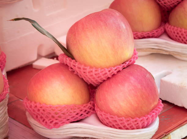 apel jepang atau apel fuji ditempatkan di rak yang siap dijual. - fuji apple potret stok, foto, & gambar bebas royalti