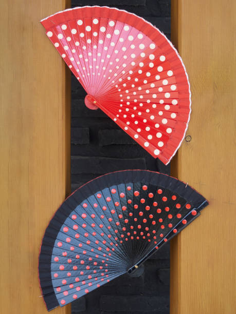 красно-черные испанские ручные вееники в горошек - seville andalusia spain pattern стоковые фото и изображения