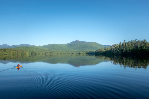 チョコルア湖のカヤッカー - white mountains ストックフォトと画像